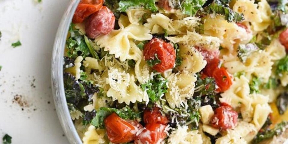 Salade de farfalles aux tomates sèchées et au chou kale