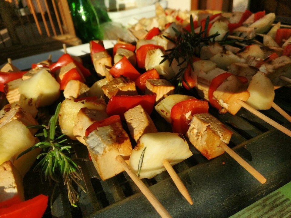 Brochettes de tofu & pêche au romarin