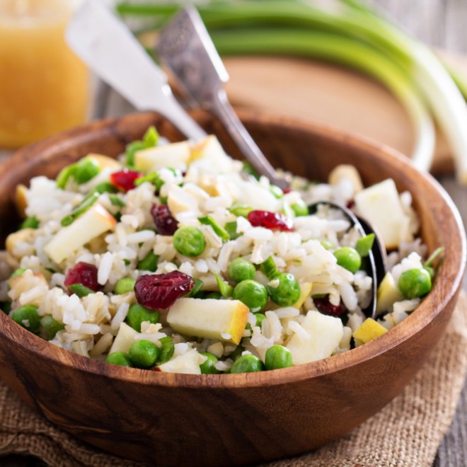 Salade de riz, petits pois, pomme et cranberries